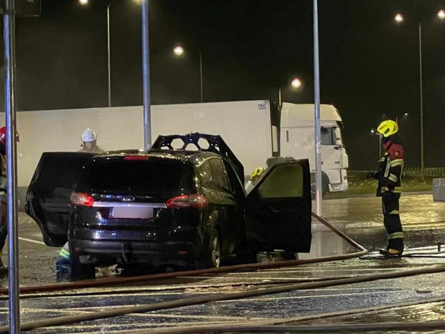 Kierowcy mrugali mu światłami i trąbili. Kiedy się zatrzymał, auto stanęło w płomieniach (zdjęcia)