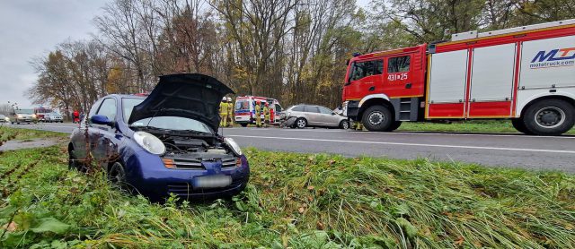 Skręcając w lewo, straciła panowanie nad pojazdem. Skoda zderzyła się z renaultem, a nissan wpadł do rowu (zdjęcia)