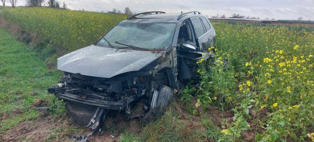 Volkswagen wypadł z drogi i dachował na polu. „Z auta zerwano tablice rejestracyjne” (zdjęcia)