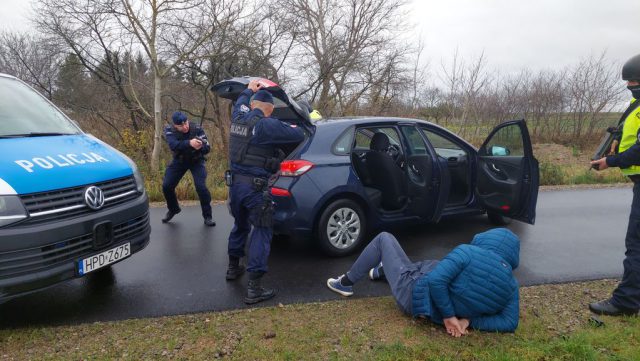 Policjanci z długą bronią i kolczatkami na drogach naszego regionu. Już wiadomo, co się wydarzyło (zdjęcia)