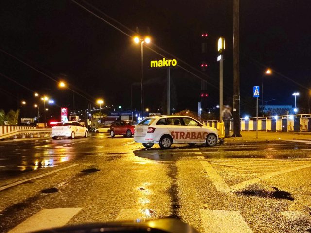 Na rondzie przy Makro znów miało miejsce zderzenie pojazdów. Tym razem rozbite dwie skody (zdjęcia)