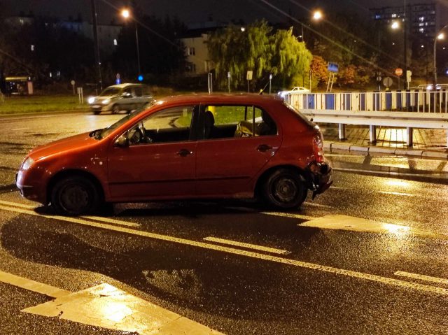 Na rondzie przy Makro znów miało miejsce zderzenie pojazdów. Tym razem rozbite dwie skody (zdjęcia)