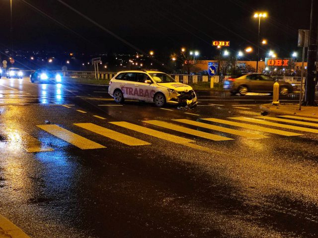 Na rondzie przy Makro znów miało miejsce zderzenie pojazdów. Tym razem rozbite dwie skody (zdjęcia)