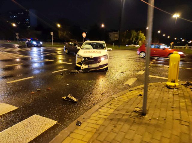 Na rondzie przy Makro znów miało miejsce zderzenie pojazdów. Tym razem rozbite dwie skody (zdjęcia)