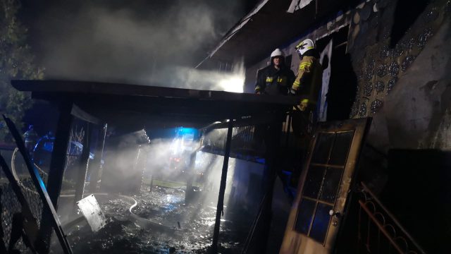 Zapaliła się przybudówka, ogień rozprzestrzenił się na budynek mieszkalny (zdjęcia)