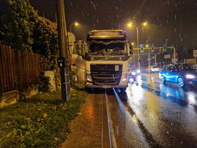 Wjechał ciągnikiem siodłowym w BMW. Kierowcy postanowili się porozumieć (zdjęcia)