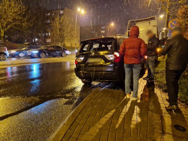 Wjechał ciągnikiem siodłowym w BMW. Kierowcy postanowili się porozumieć (zdjęcia)