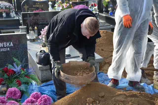 Na cmentarzu, pod grobami, ukrywali ofiary egzekucji. Odnaleziono kolejne szczątki ofiar (zdjęcia)
