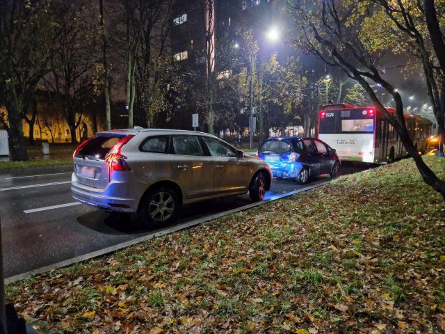 Zderzenie dwóch aut osobowych i autobusu w centrum Lublina. Zaczęło się od wjazdu na buspas (zdjęcia)