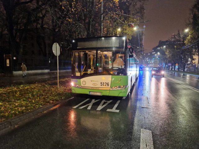 Zderzenie dwóch aut osobowych i autobusu w centrum Lublina. Zaczęło się od wjazdu na buspas (zdjęcia)