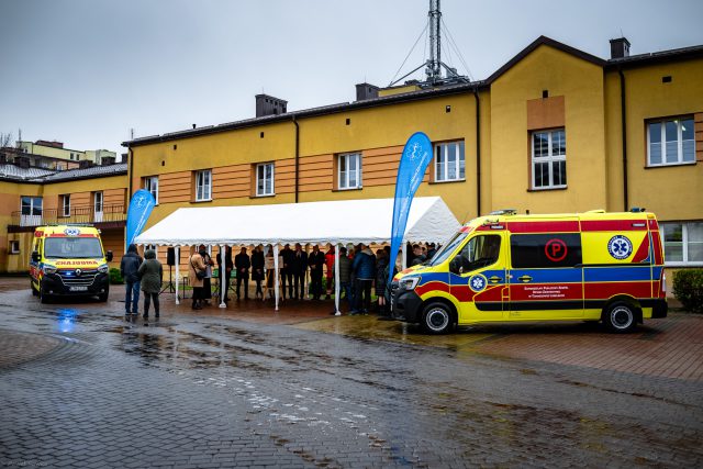 Szpital w Tomaszowie Lubelskim z nowymi ambulansami. Dziś pojazdy oficjalnie przekazano do użytku (zdjęcia)