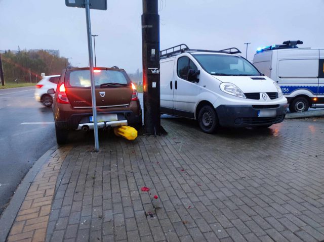 Zderzenie dwóch aut na rondzie przy Makro. Kolejny kierowca popełnił ten sam błąd (zdjęcia)