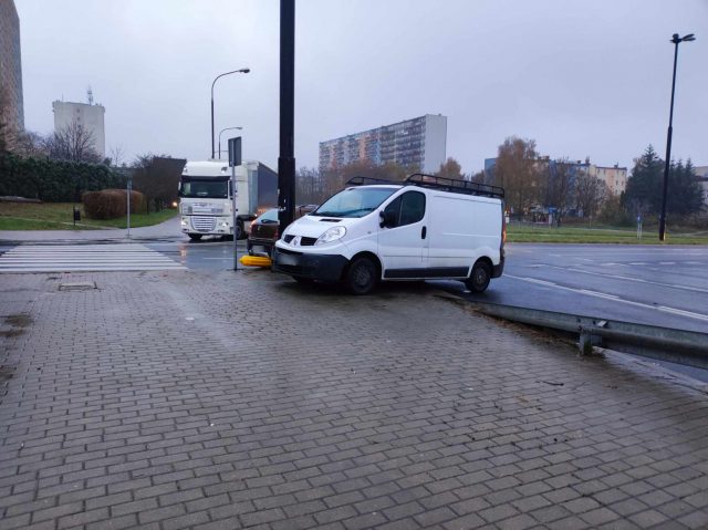 Zderzenie dwóch aut na rondzie przy Makro. Kolejny kierowca popełnił ten sam błąd (zdjęcia)