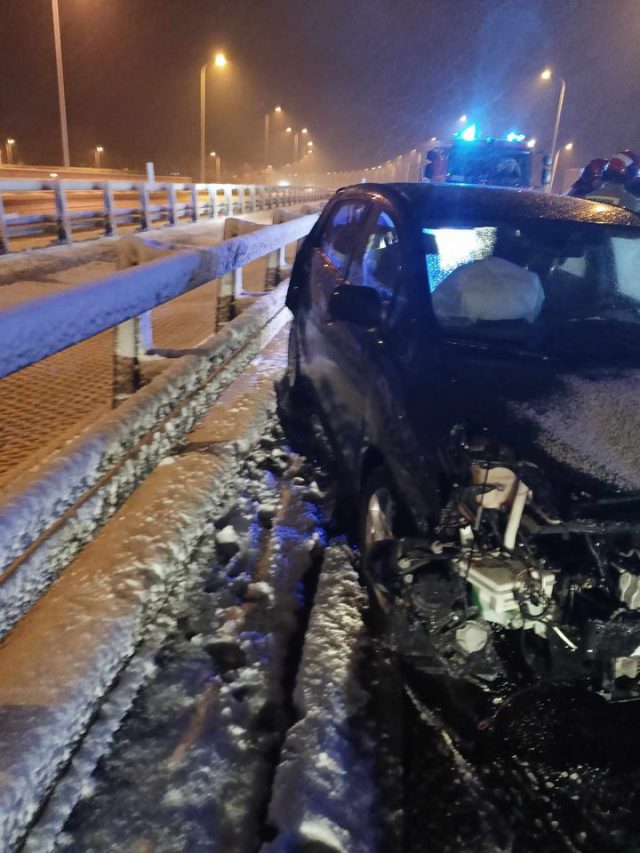 Na ekspresówce stracił panowanie nad pojazdem. Toyota uderzyła w bariery i auto dostawcze (zdjęcia)