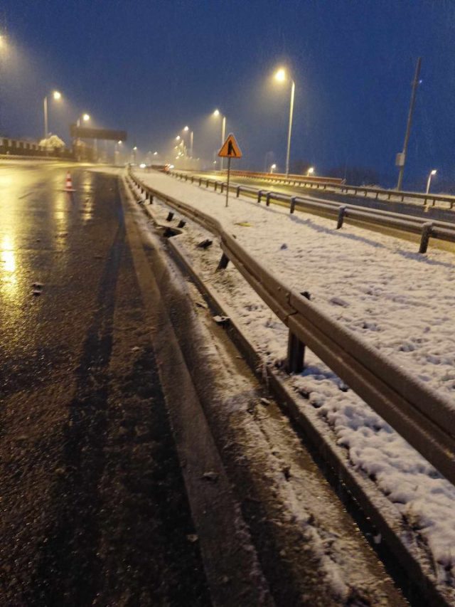 Na ekspresówce stracił panowanie nad pojazdem. Toyota uderzyła w bariery i auto dostawcze (zdjęcia)