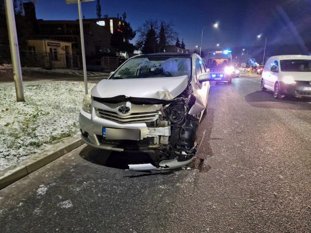 Chwila nieuwagi i wypadek. Jedna osoba poszkodowana w zderzeniu suzuki z toyotą (zdjęcia)