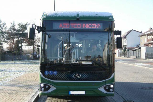 Elektryczny autobus wyjechał na ulice Dęblina. Mieli nim podróżować mieszkańcy, pojawił się jednak problem (zdjęcia)