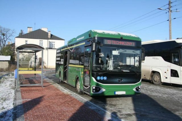 Elektryczny autobus wyjechał na ulice Dęblina. Mieli nim podróżować mieszkańcy, pojawił się jednak problem (zdjęcia)