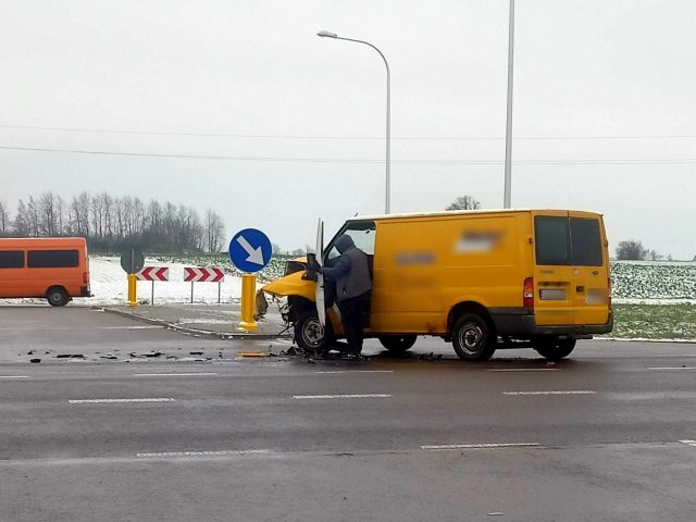 Zderzenie forda z toyotą na skrzyżowaniu. Na miejscu pracują policjanci, są utrudnienia w ruchu (zdjęcia)