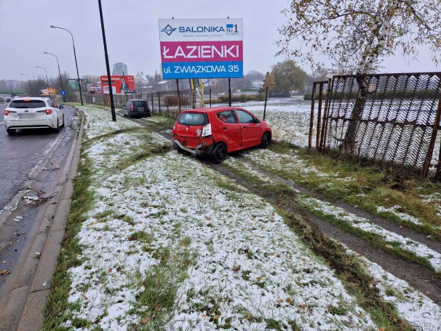 Na łuku jezdni MAN zderzył się z suzuki. Wcześniej w tym samym miejscu z drogi wypadła skoda (zdjęcia)