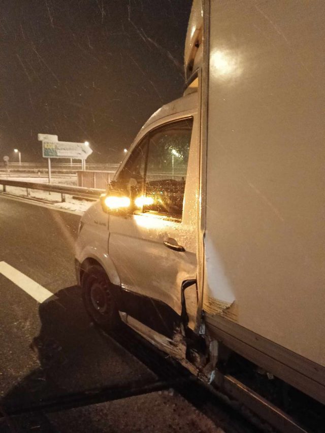 Na ekspresówce stracił panowanie nad pojazdem. Toyota uderzyła w bariery i auto dostawcze (zdjęcia)