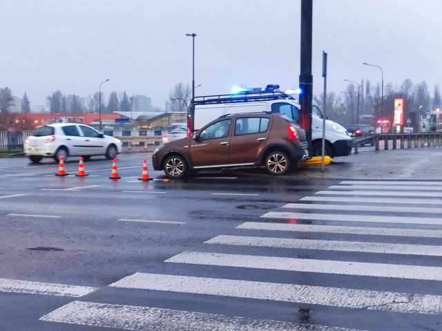 Zderzenie dwóch aut na rondzie przy Makro. Kolejny kierowca popełnił ten sam błąd (zdjęcia)