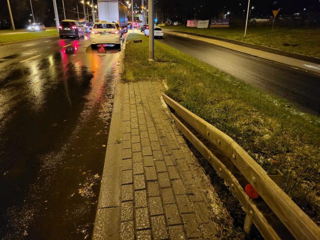 Trzy zdarzenia drogowe w tym samym miejscu i w jednym czasie. Bardzo ślisko na ulicach Lublina (zdjęcia)