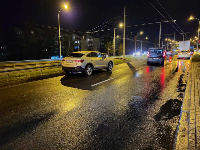 Trzy zdarzenia drogowe w tym samym miejscu i w jednym czasie. Bardzo ślisko na ulicach Lublina (zdjęcia)