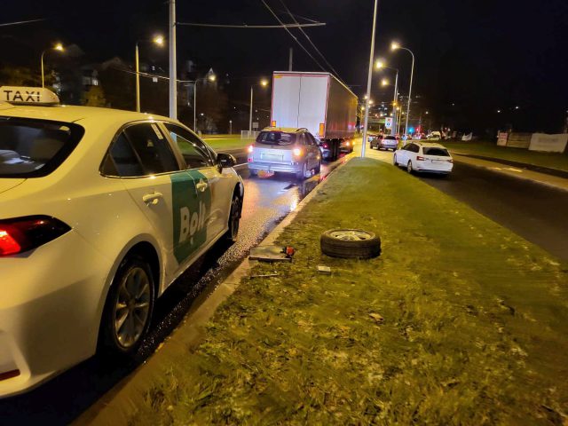 Trzy zdarzenia drogowe w tym samym miejscu i w jednym czasie. Bardzo ślisko na ulicach Lublina (zdjęcia)