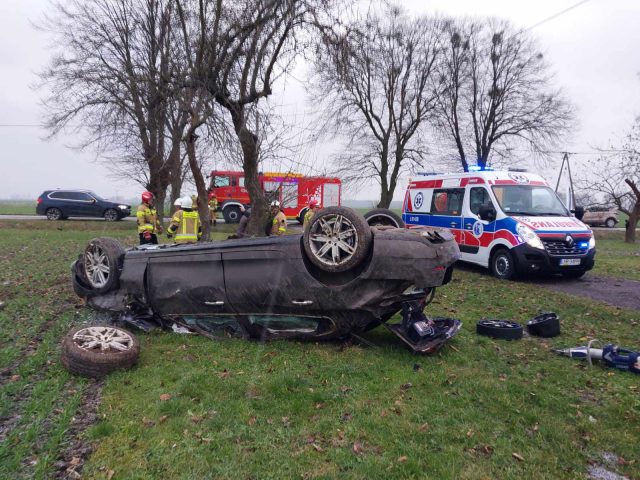 Maserati dachowało zatrzymując się na posesji. Kierowca wypadł z pojazdu, auto zaczęło się palić (zdjęcia)