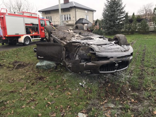 Maserati dachowało zatrzymując się na posesji. Kierowca wypadł z pojazdu, auto zaczęło się palić (zdjęcia)