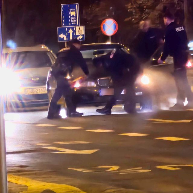 Kupił samochód i wracał do domu, auto zaczęło się palić. Policjanci ruszyli z gaśnicami (zdjęcia, wideo)
