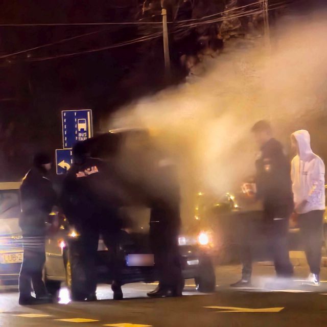 Kupił samochód i wracał do domu, auto zaczęło się palić. Policjanci ruszyli z gaśnicami (zdjęcia, wideo)