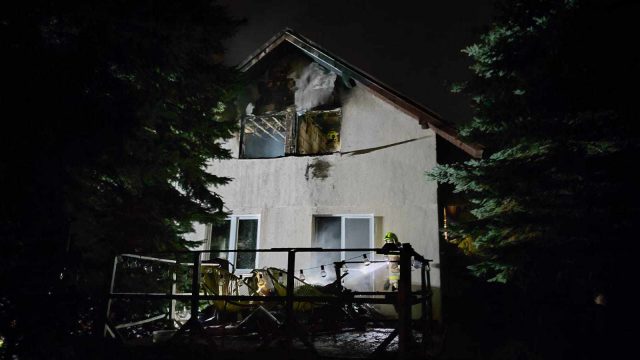 Nocny pożar domu koło Lublina. Całe poddasze stanęło w płomieniach, dwie osoby w szpitalu (zdjęcia)