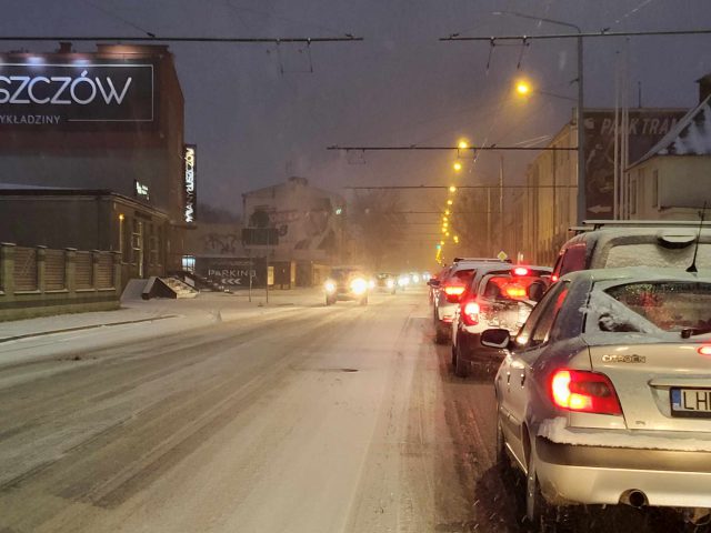 Warunki do jazdy coraz gorsze, szereg kolizji i wypadków. Nic nie zapowiada, aby sytuacja się poprawiła (zdjęcia)