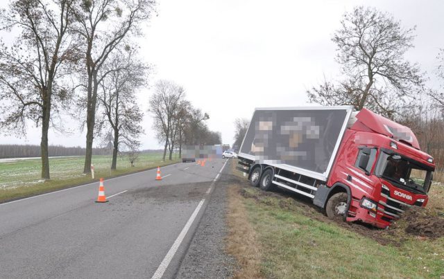 Wczoraj się nie udało, dziś ciężarówka została wyciągnięta. Do wypadku doprowadził kierowca toyoty (zdjęcia)