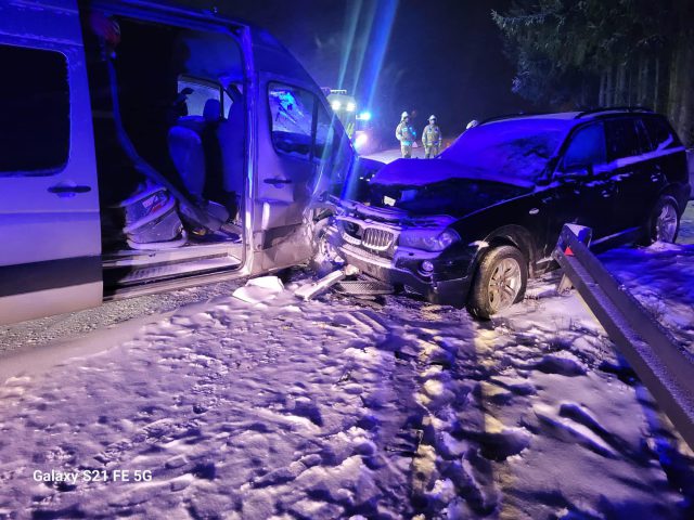 Zderzenie busa z BMW. Jedna osoba w szpitalu, droga całkowicie zablokowana (zdjęcia)