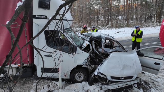 Tragedia na drodze wojewódzkiej. W zderzeniu pojazdów życie straciły dwie osoby (zdjęcia)