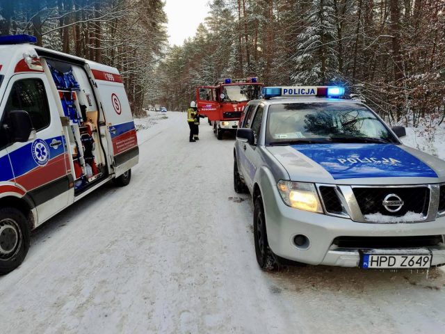 Tragiczny wypadek na drodze biegnącej przez las. W czołowym zderzeniu pojazdów zginęła 62-latka (zdjęcia)