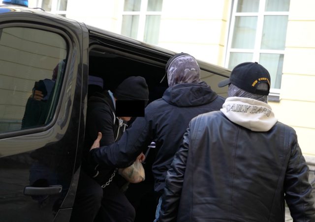 Z zakładu karnego we Włodawie trafił do prokuratury w Warszawie. Mężczyzna usłyszał dwa zarzuty zabójstwa (wideo, zdjęcia)
