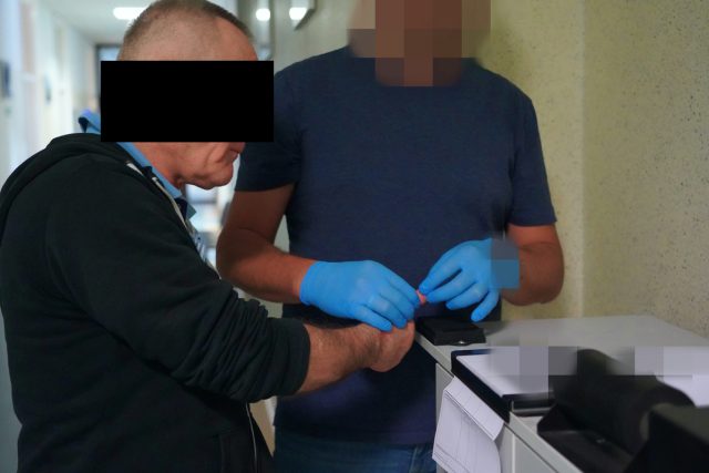 Z zakładu karnego we Włodawie trafił do prokuratury w Warszawie. Mężczyzna usłyszał dwa zarzuty zabójstwa (wideo, zdjęcia)