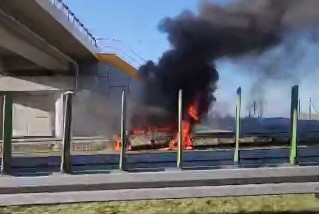 Na drodze ekspresowej w kierunku Lublina płonie auto osobowe (wideo, zdjęcia)