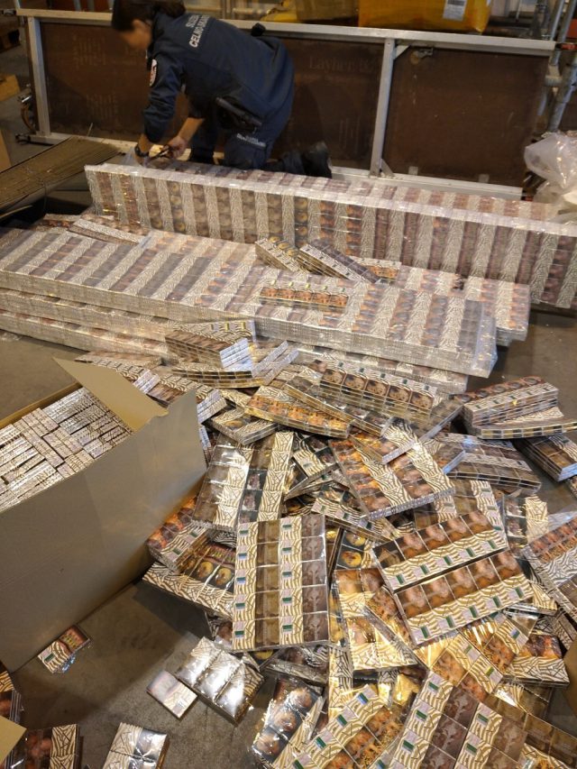 Przemytnicza wpadka na granicy. Nielegalne papierosy o wartości ponad 600 tys. złotych w naczepie (zdjęcia)