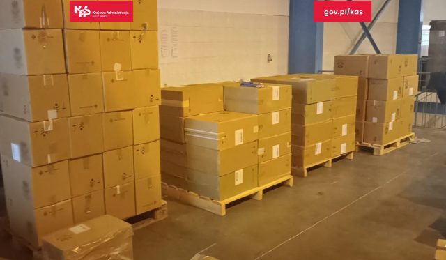 Tytoniowa kontrabanda o wartości 1,7 mln złotych w…pustej naczepie (zdjęcia)