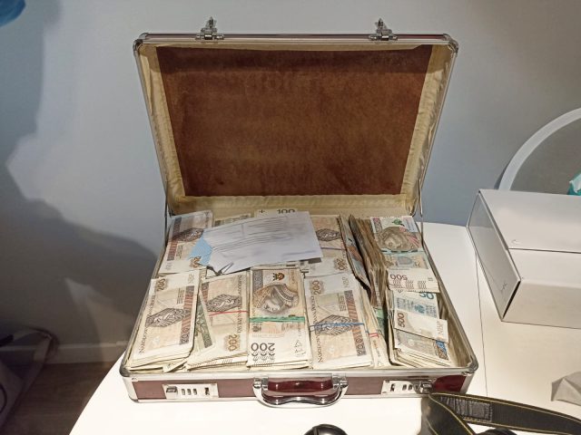 Prawie 200 kg marihuany o wartości ponad 8 mln złotych i walizka wypchana pieniędzmi (wideo, zdjęcia)