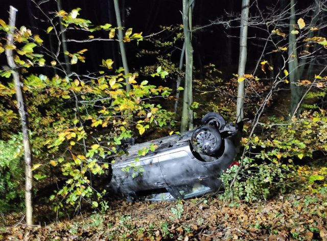 Czołowe zderzenie i dachowanie. Trzy osoby w szpitalu (zdjęcia)