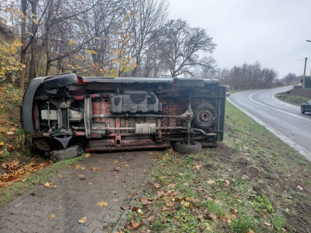 Nie dostosował prędkości do warunków na drodze, mercedes zatrzymał się na boku (zdjęcia)