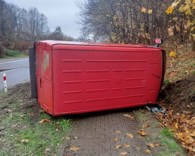 Nie dostosował prędkości do warunków na drodze, mercedes zatrzymał się na boku (zdjęcia)