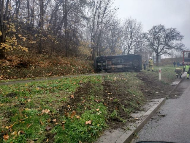 Nie dostosował prędkości do warunków na drodze, mercedes zatrzymał się na boku (zdjęcia)