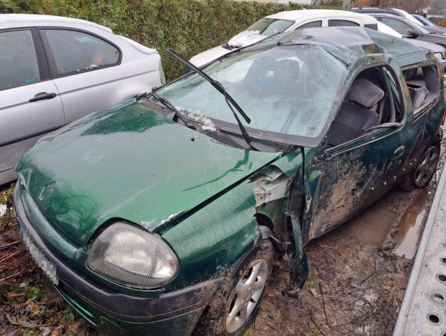 Pijany i bez uprawnień dachował renaultem (zdjęcia)